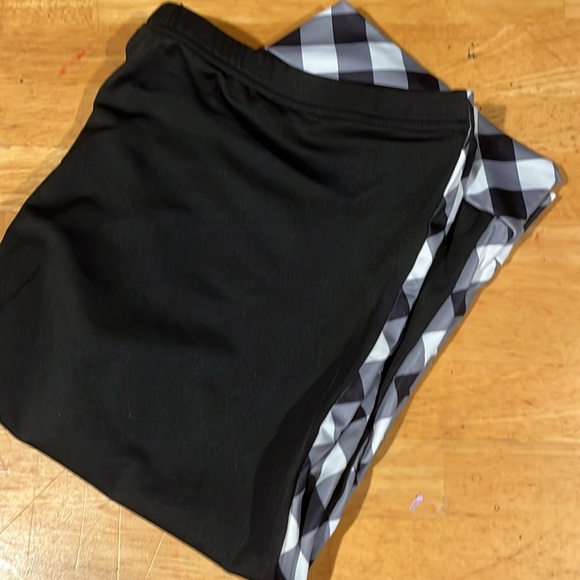 💚 #2568 SHEIN CURVE Black Shorts with Checkered Trim - Picture 4 of 6